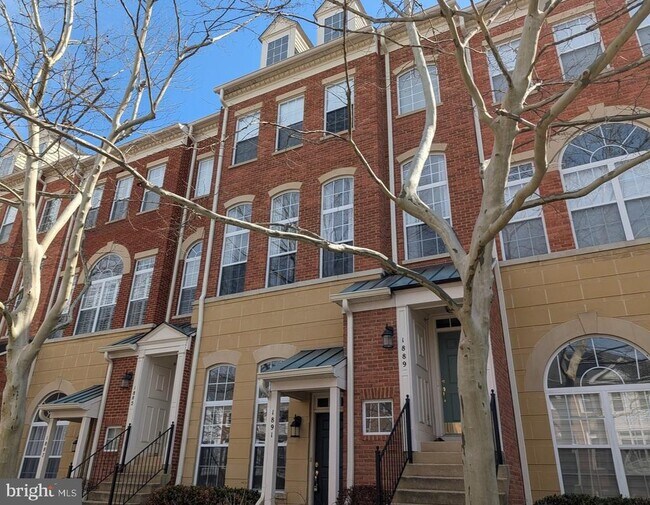 Building Photo - 1891 Crescent Park Dr