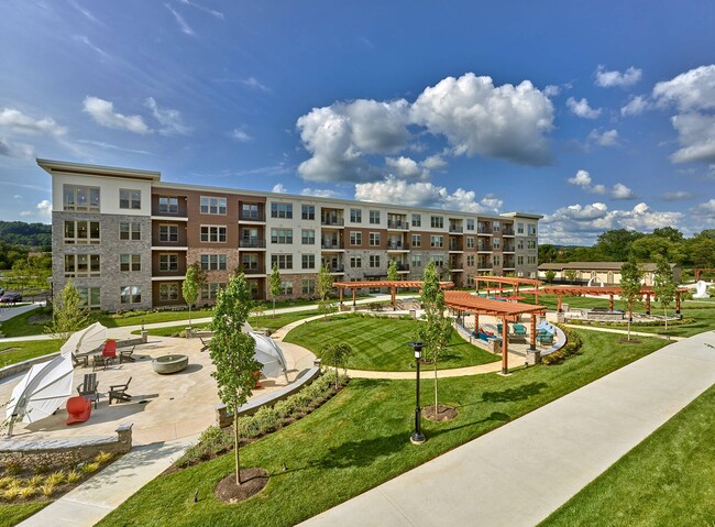 Outdoor Courtyard - The Point at Downingtown Apartments