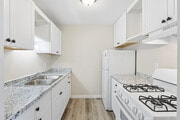 Luxury 2 Bedroom - 2BR, 1BA - 850SF - Kitchen