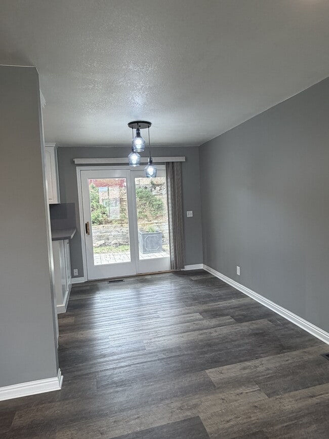 Photo - 3212 Hollyhock Hill