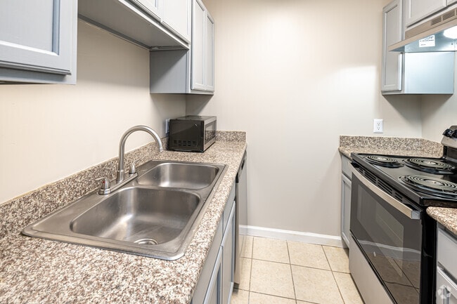 2BR, 1.5BA - 770SF - Kitchen
