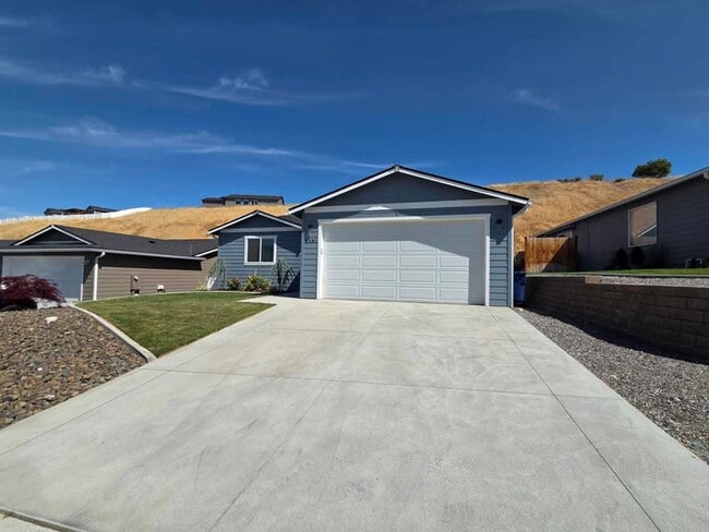 Building Photo - Gorgeous, 3 Bed, 2 Bath HOUSE in Coveted East Wenatchee!