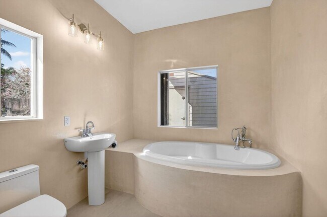 Photo - 467 NE 31st St