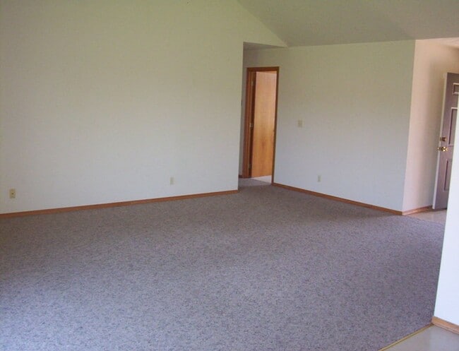 Photo - Beautiful 3 bedroom house in quiet mature neighborhood!
