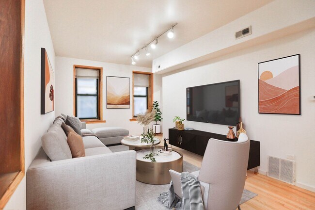 Photo - Video Tour- Wicker Park Large Top Floor 1 Bed (Big Enough For A King), w/Great Sound Insulation, ... Unit 3R