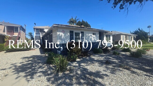 Building Photo - 1 Bedroom Downstairs Apartment w/ (Shared)... Unit 8924