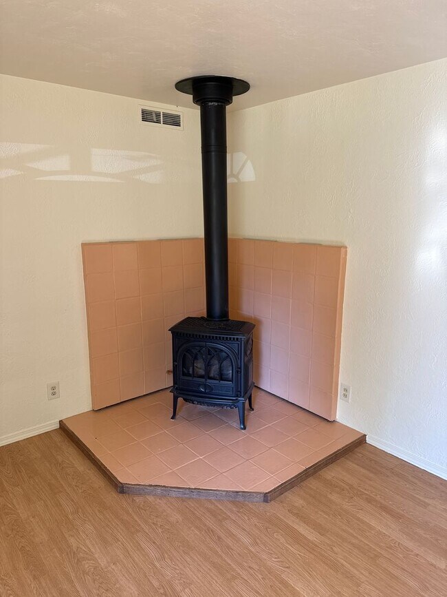 3 Bedroom 1 Bathroom House Located in SE... House Rental in