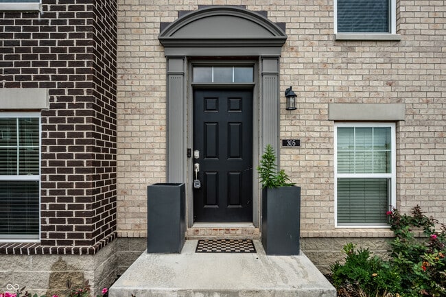 Photo - 305 Fairfax Way