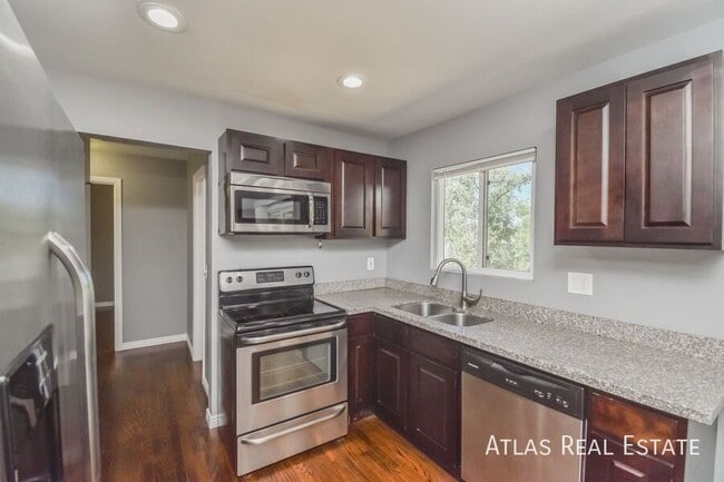 Photo - 524 Rowe Ln