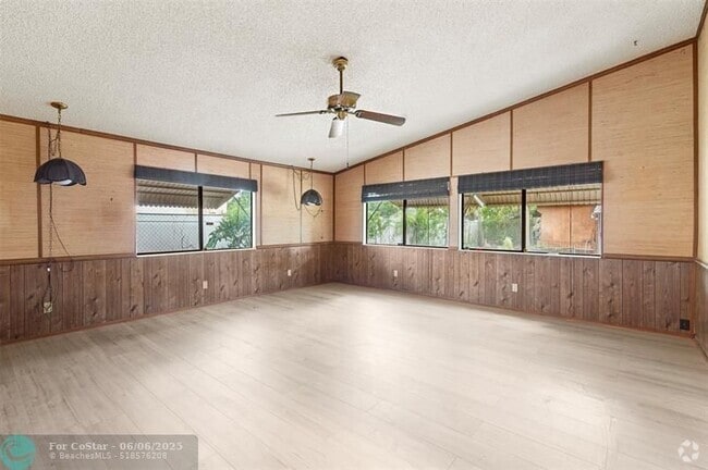 Building Photo - 939 Lytle St Rental