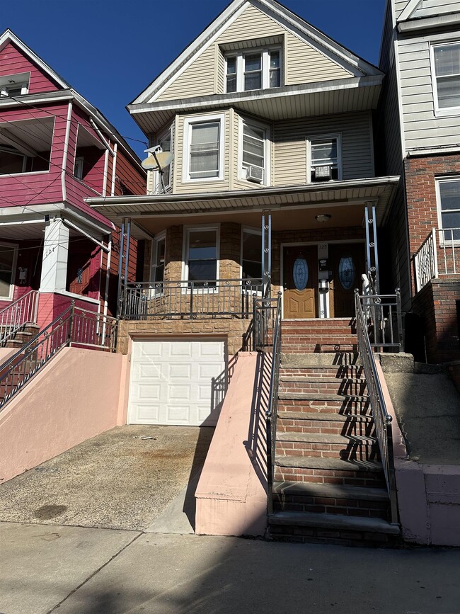 Building Photo - 125 W 28th St Unit 1