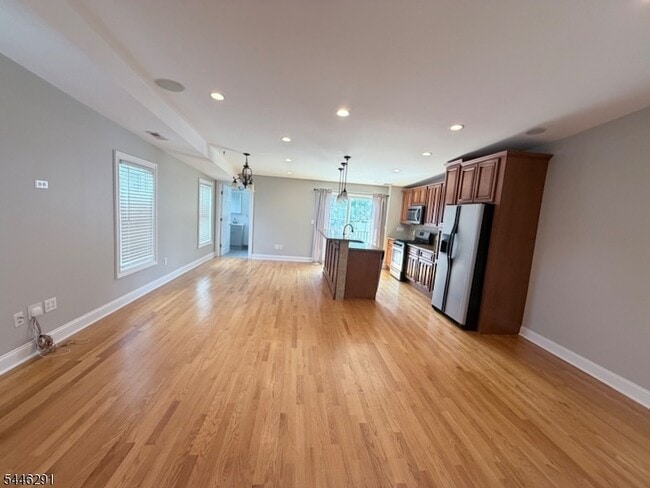 76 Mohawk Ave