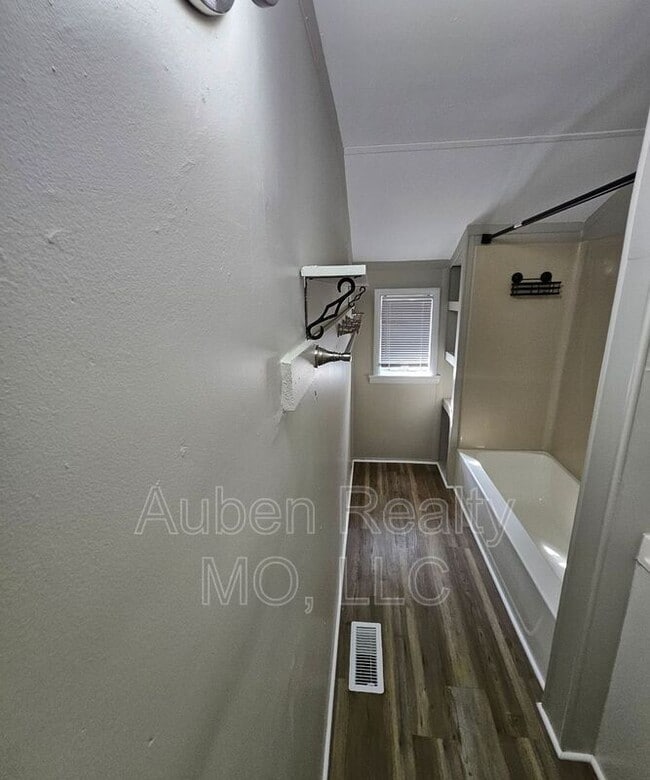 Photo - 5126 Booth Ave