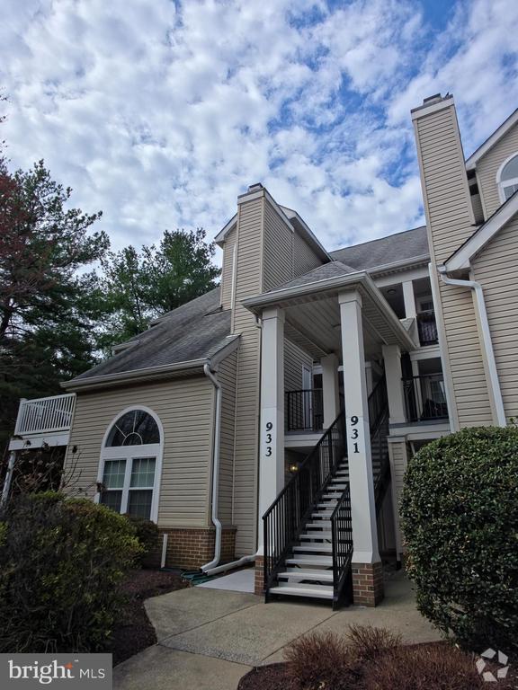 Building Photo - 933 Hillside Lake Terrace Unit 114 Rental