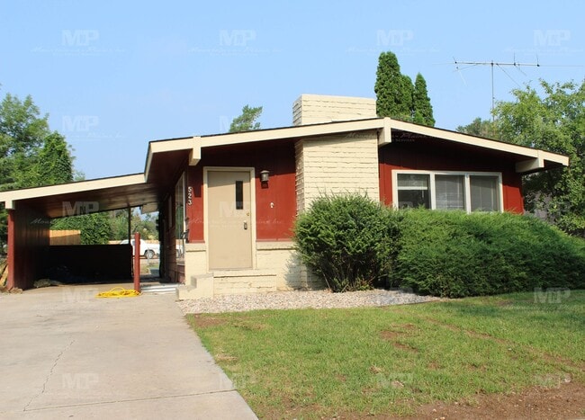 Building Photo - Three Bedroom Duplex Close to CSU!