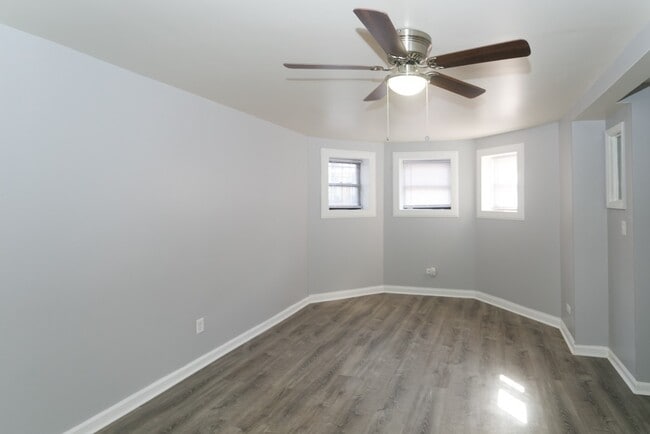 Building Photo - 902 W Montrose Ave Unit A00C Rental