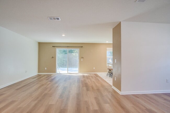 Photo - 3-Bed, 2-Bath Modern Home in Prime Locatio...