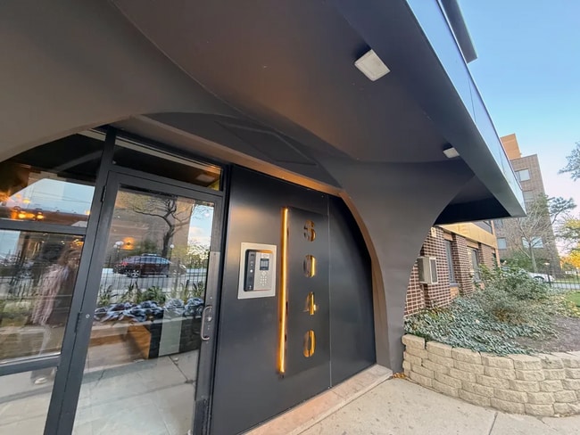 Photo - 6040 N Sheridan Rd