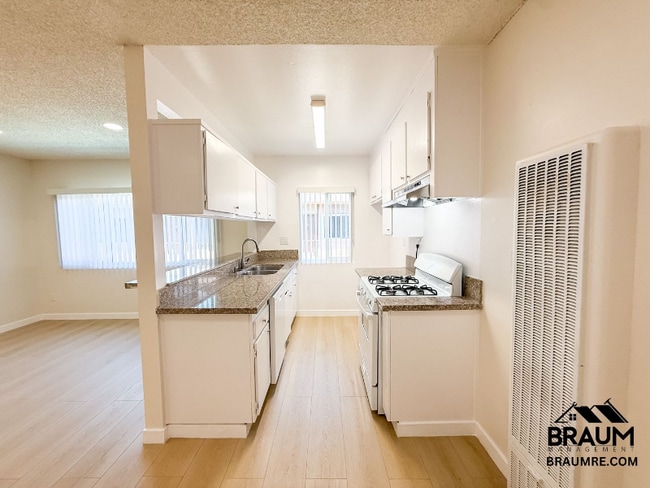 Photo - 5461 Kester Ave Unidad 210