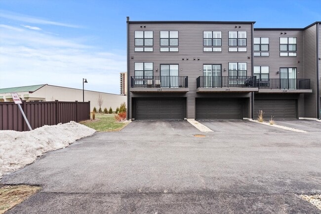 Building Photo - 343 Summit Cir