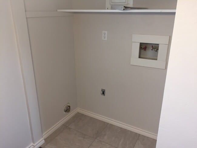 Laundry hook up - 920 Lazy Creek Ln