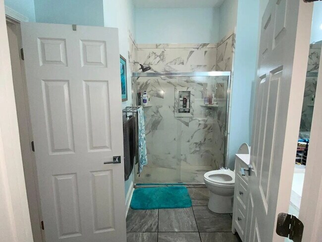 Photo - "Cozy Urban Retreat: Charming 1-Bedroom Oasis in Charlotte's Vibrant Arts District!"