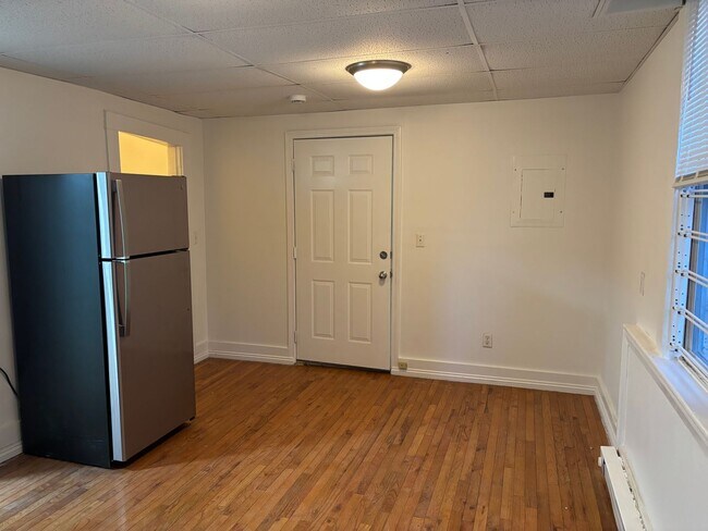 Photo - 3Br/1Bth, Available NOW. Great for a roommate students. MUST SEE!!
