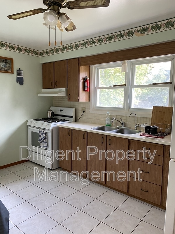 Photo - 186 Collison Ave