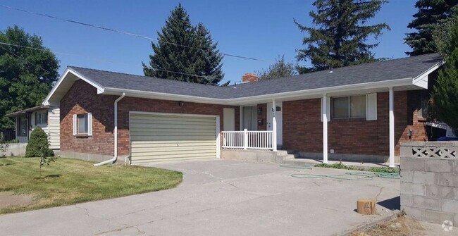 Building Photo - Hen-269 Unit 1- Upstairs Rental