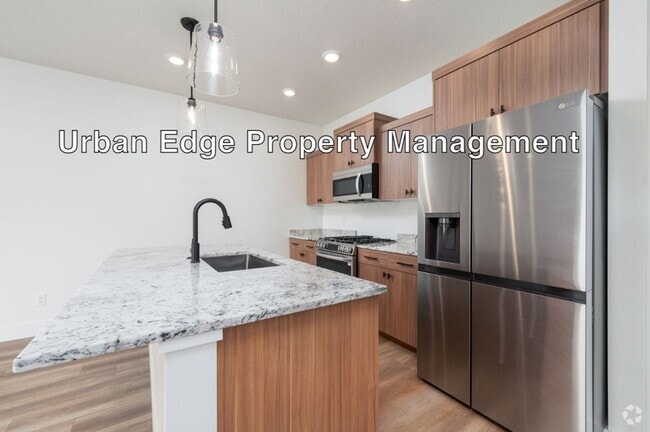 Building Photo - Newer Town Home off Garrity Exit in Nampa