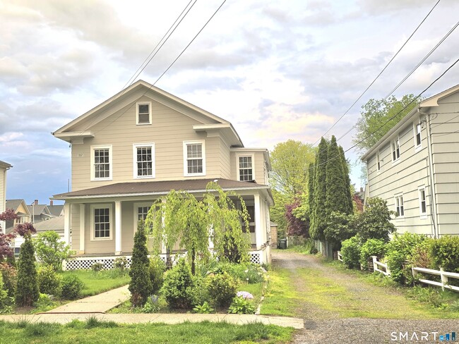 Building Photo - 316 Grovers Ave Unit 1