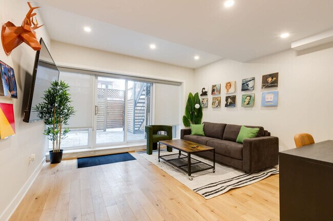 Building Photo - 1520 Av des Pins O Unit ID1346933P