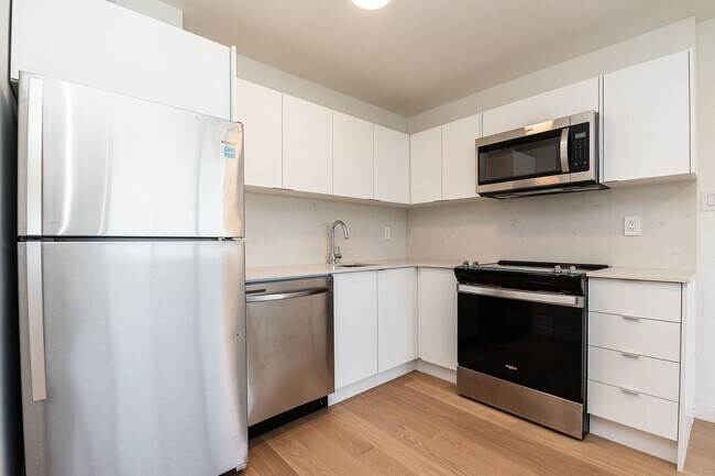 Building Photo - 730 St Clarens Ave Unit 304