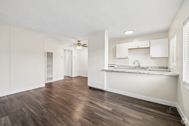 1BR, 1BA - 548SF - Living Room