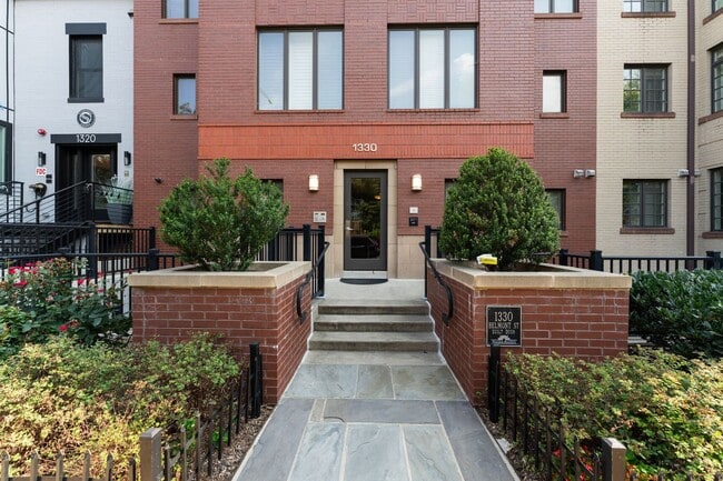 Photo - One month free rent with a lease start dat... Unit 1