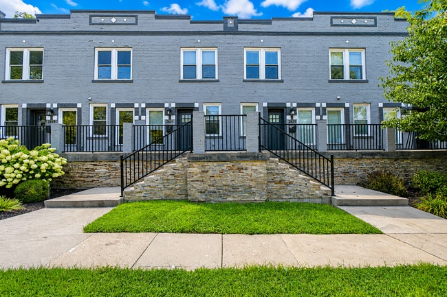 Building Photo - 2823 Ashland Ave Unit 1