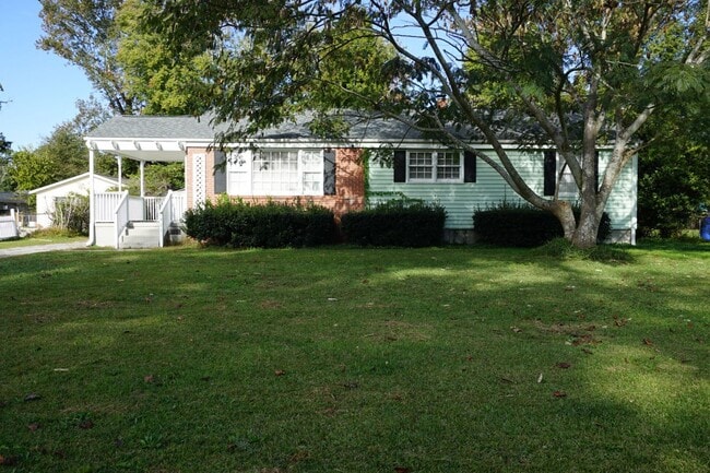 Building Photo - Pet Friendly 3 Bedroom 1 Full Bath located...