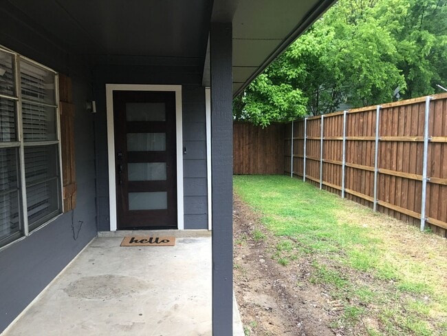 Building Photo - DSP-600 N East Duplex Unit 600 N East St #B