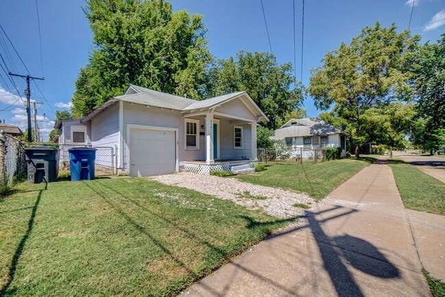 Building Photo - Tulsa 2-Bedroom Home | Walk to TU + Fenced...
