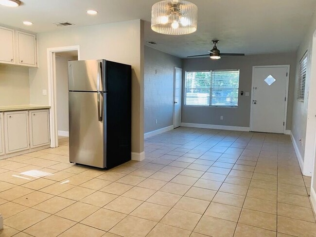 Photo - 811 Lafayette Ln