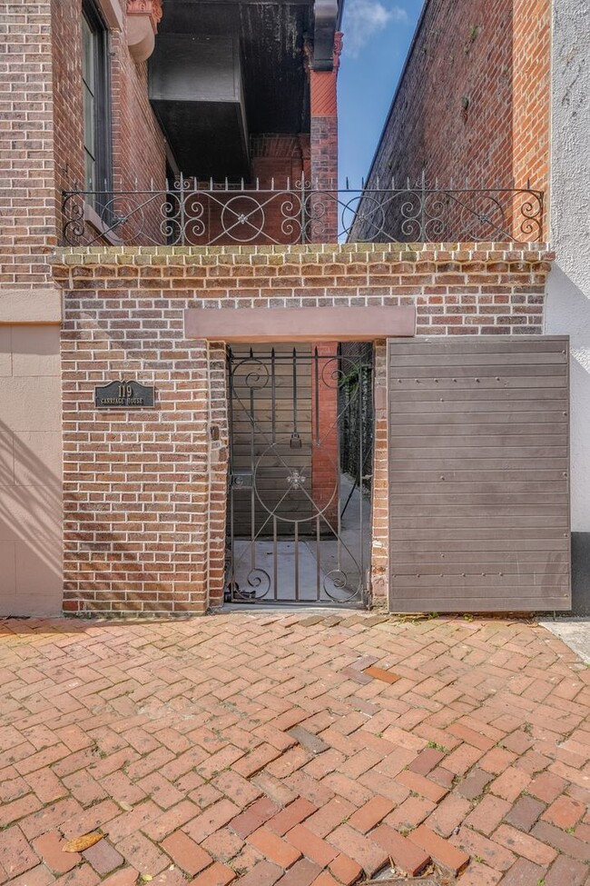 Renovated 2 Bedroom Carriage house off Laf... - Renovated 2 Bedroom Carriage house off Laf... Unit A