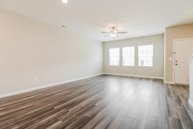 Photo - 545 Landing View Dr