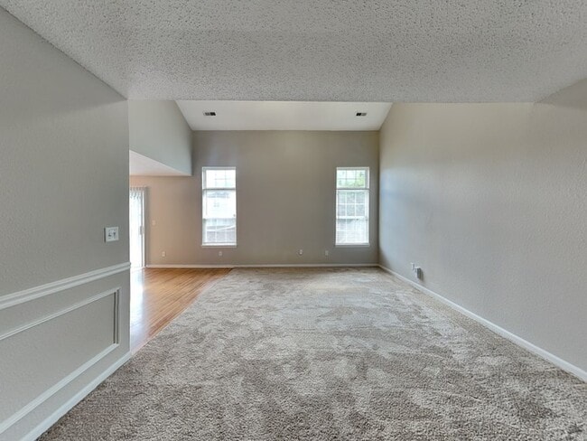 Photo - 10249 Draycott Ave