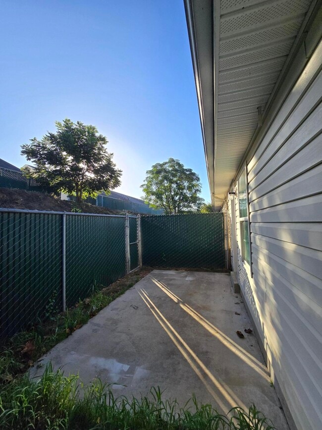 Photo - 528 Edgecliff Ln