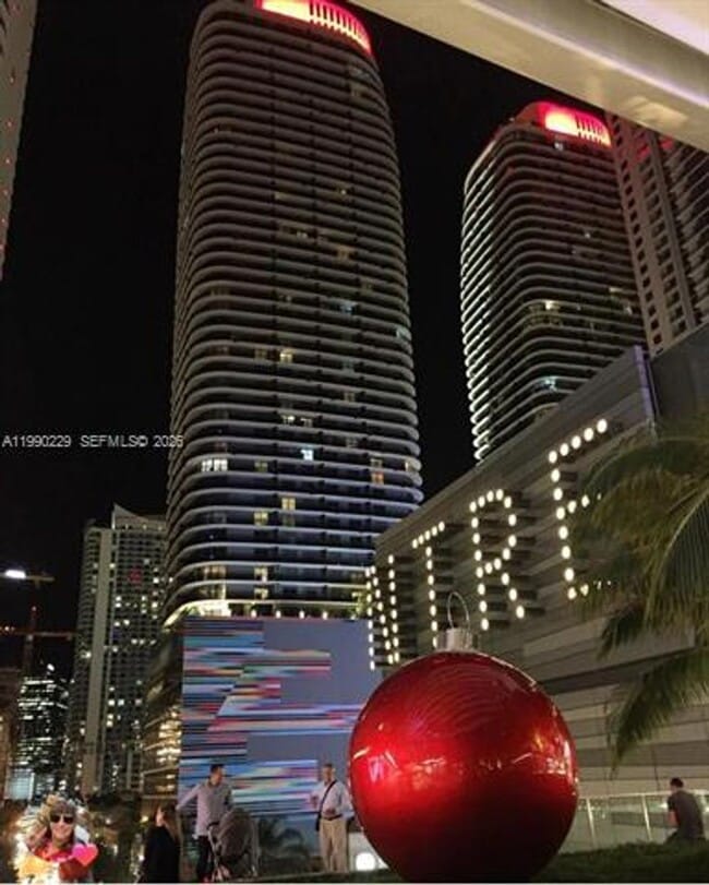 Building Photo - 45 SW 9th St Unit 45 SW 9th St # 1401