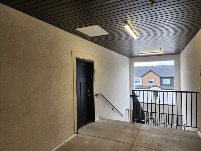 Building Photo - 4735 S Alder Dr Unit 304