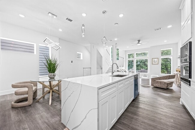 Building Photo - 6721 St Augustine St