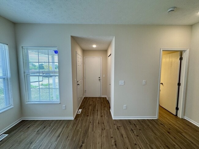 Photo - 389-395 Abbeyville Rd