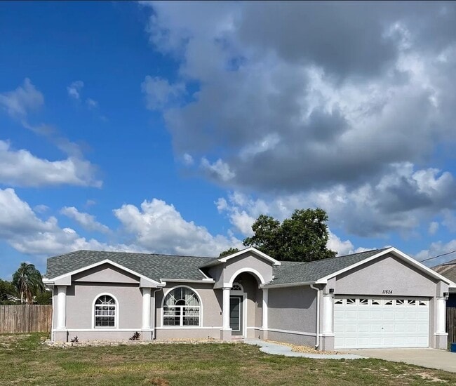 Building Photo - 3 bedroom 2 bathroom Fenced in yard Rental