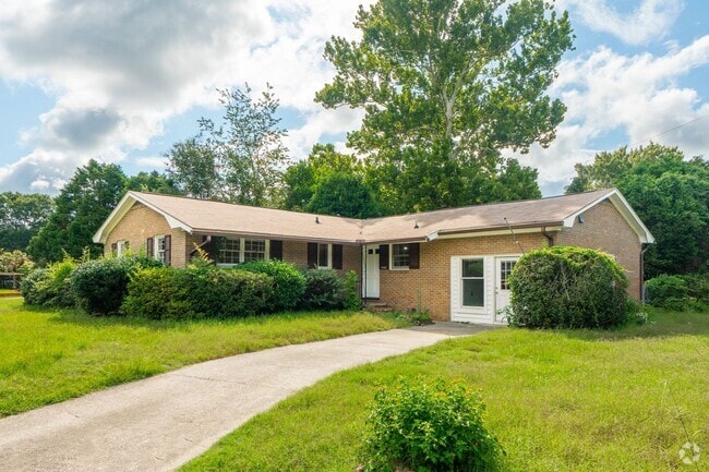 Building Photo - Spacious Single Family Home with Fenced Yard